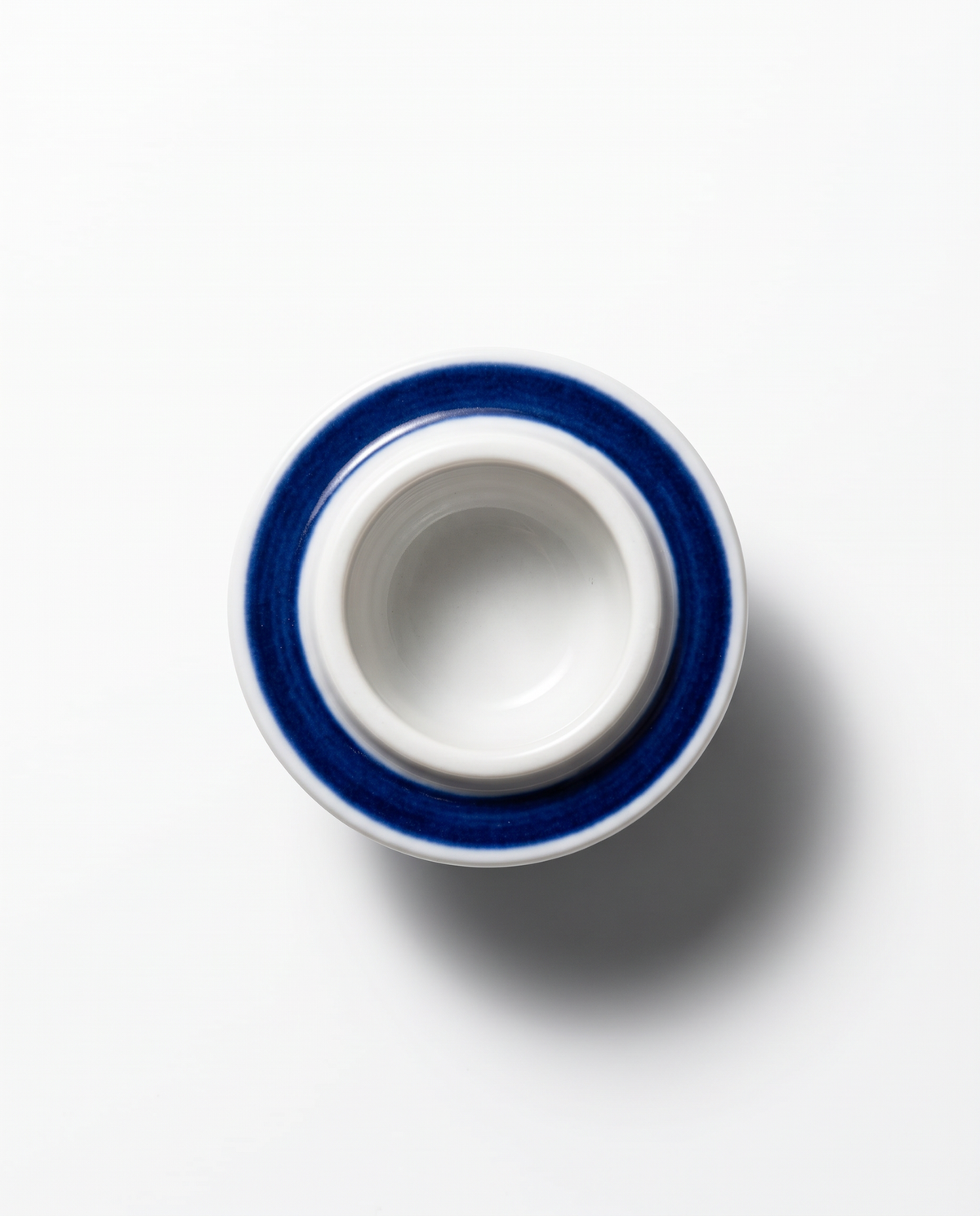 Vintage Arabia Anemone egg cup with blue flowers, Ulla Procopé, detail 3