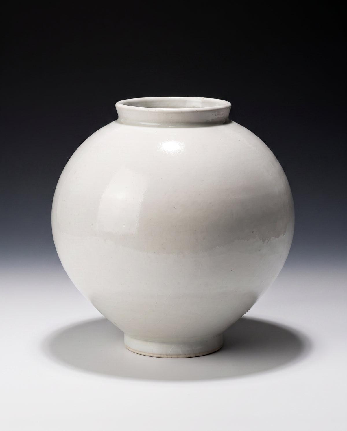 Korean white porcelain moon jar (dalhangari) by ceramicist Kim Jong Yeong, detail 3