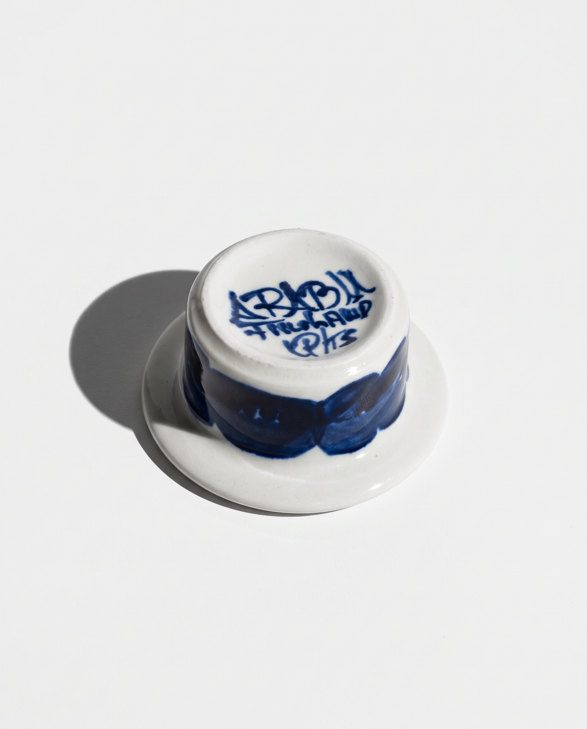 Vintage Arabia Anemone egg cup with blue flowers, Ulla Procopé, detail 2
