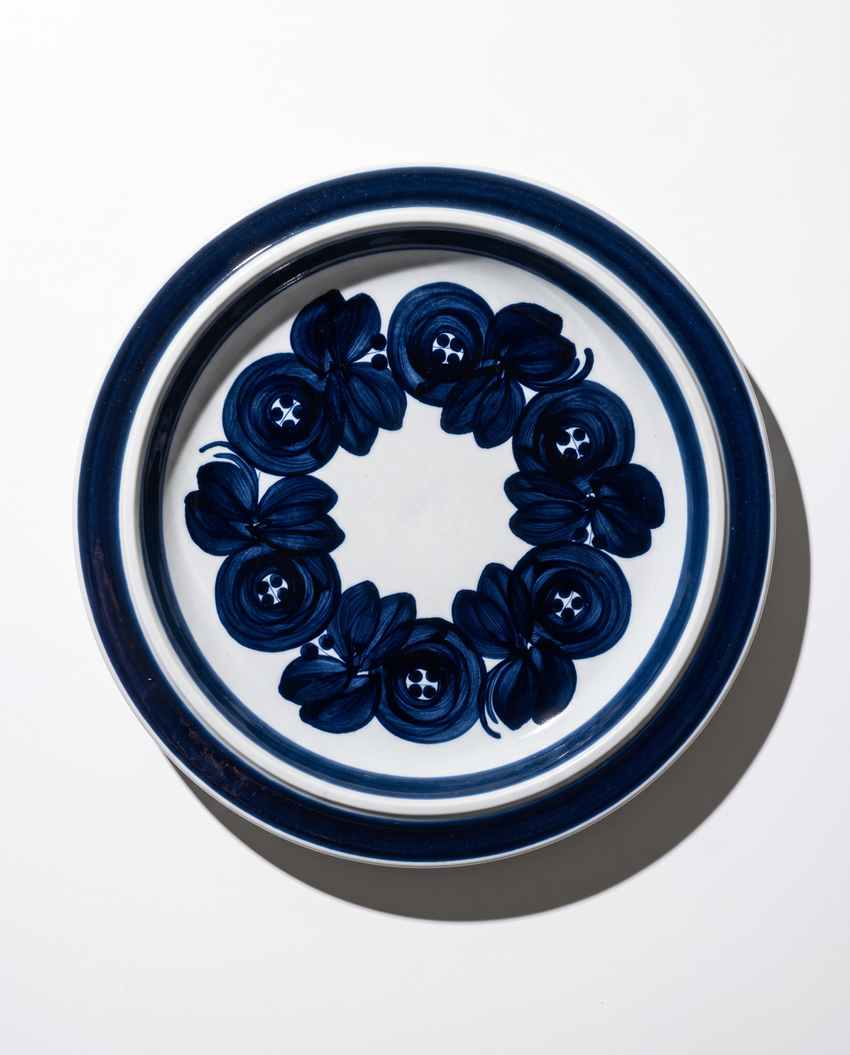 Vintage Arabia Anemone large serving plate, hand-painted blue flowers, Ulla Procopé, detail 2