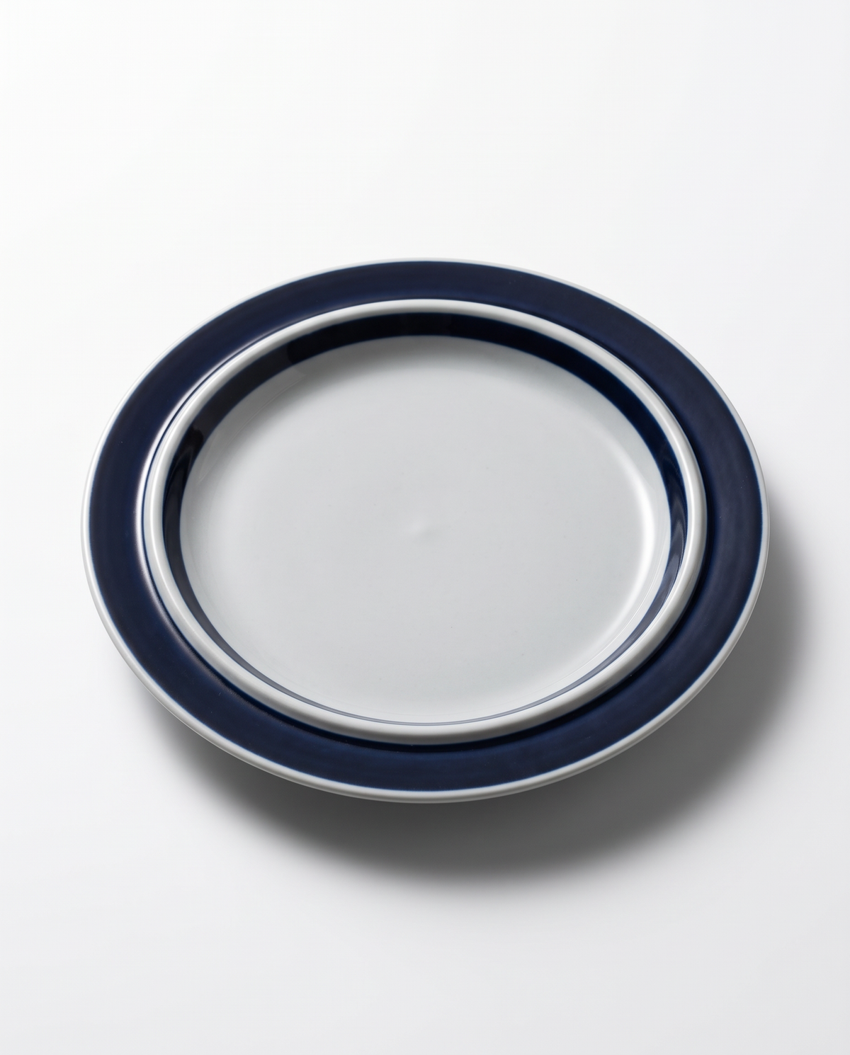 Vintage Arabia Anemone dish by Ulla Procopé, cobalt blue rim, Finland 1960s, detail 3