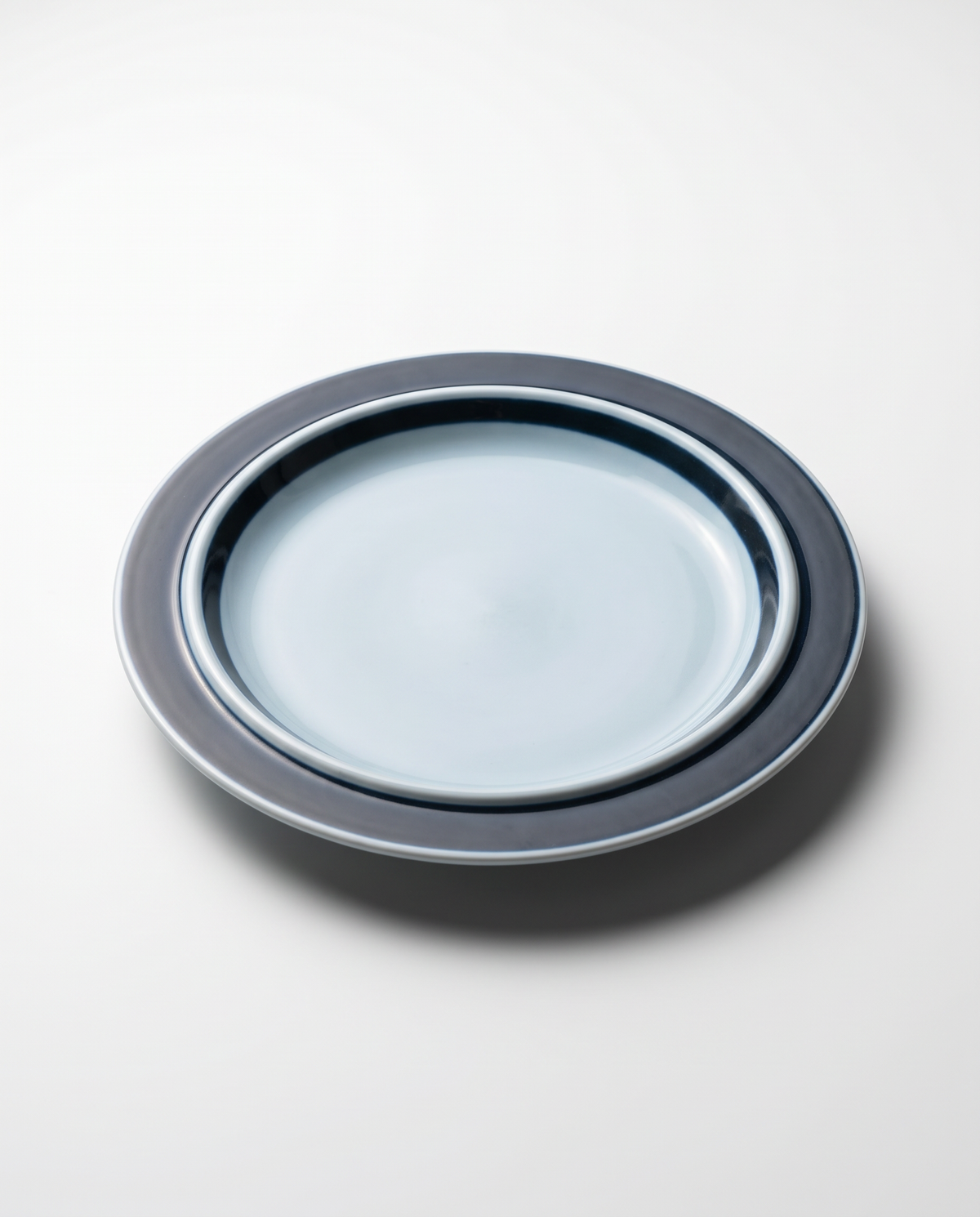 Vintage Arabia Anemone dish by Ulla Procopé, cobalt blue rim, Finland 1960s, detail 2