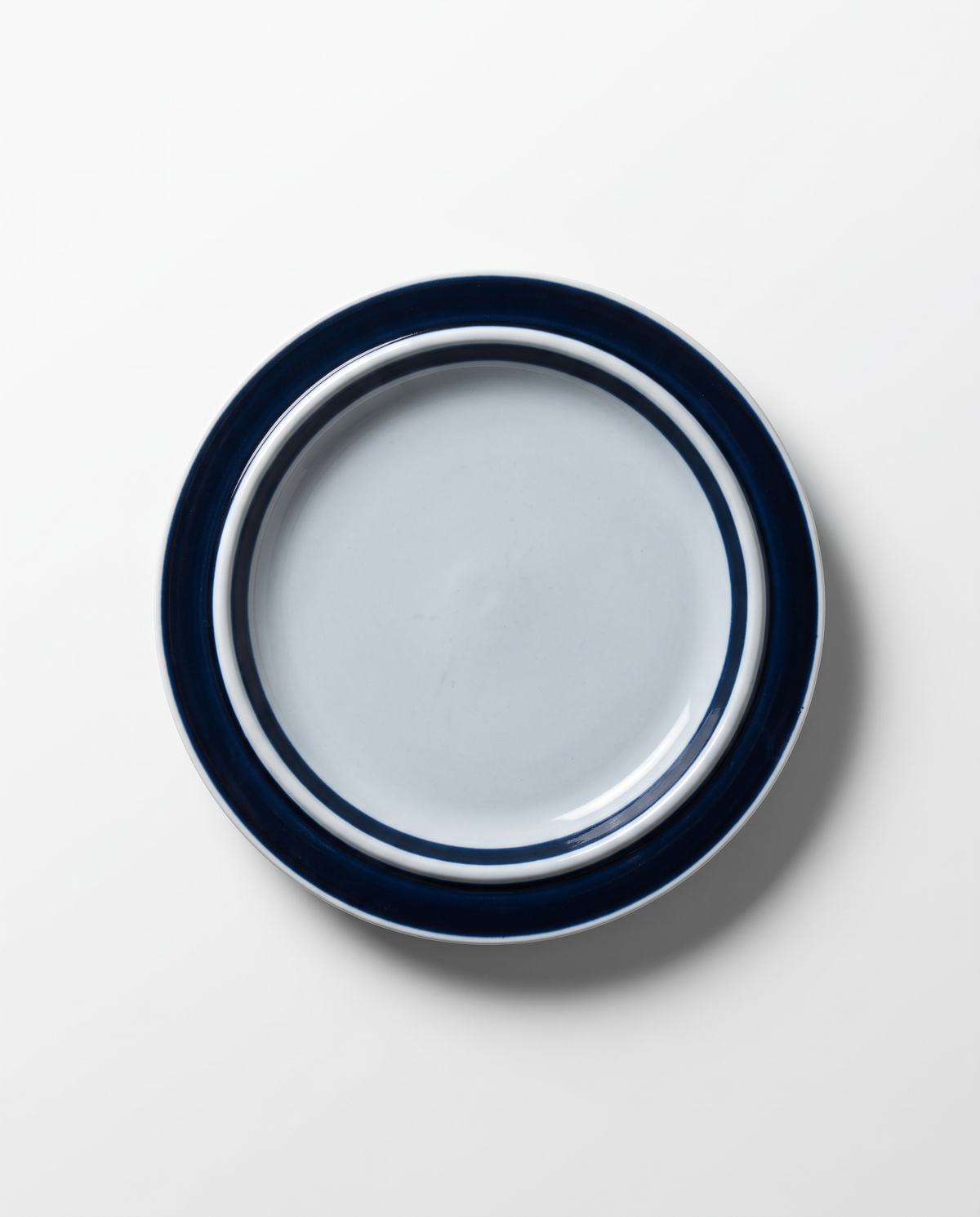 Vintage Arabia Anemone dish by Ulla Procopé, cobalt blue rim, Finland 1960s