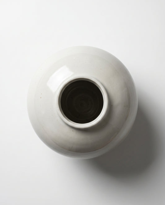 Korean white porcelain moon jar (dalhangari) by ceramicist Kim Jong Yeong, detail 2