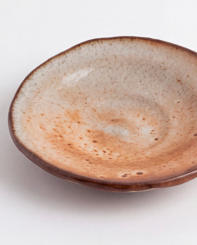 Set of four Korean ceramic saucers with green and brown spiral, Dosan workshop, detail 2