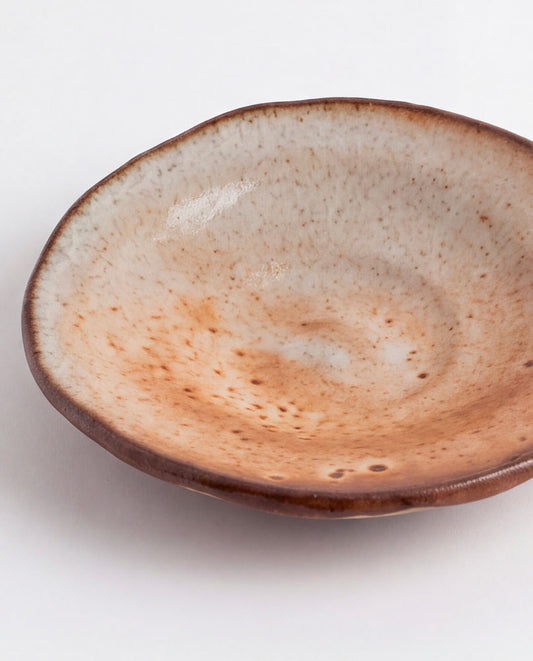 Set of four Korean ceramic saucers with green and brown spiral, Dosan workshop, detail 2
