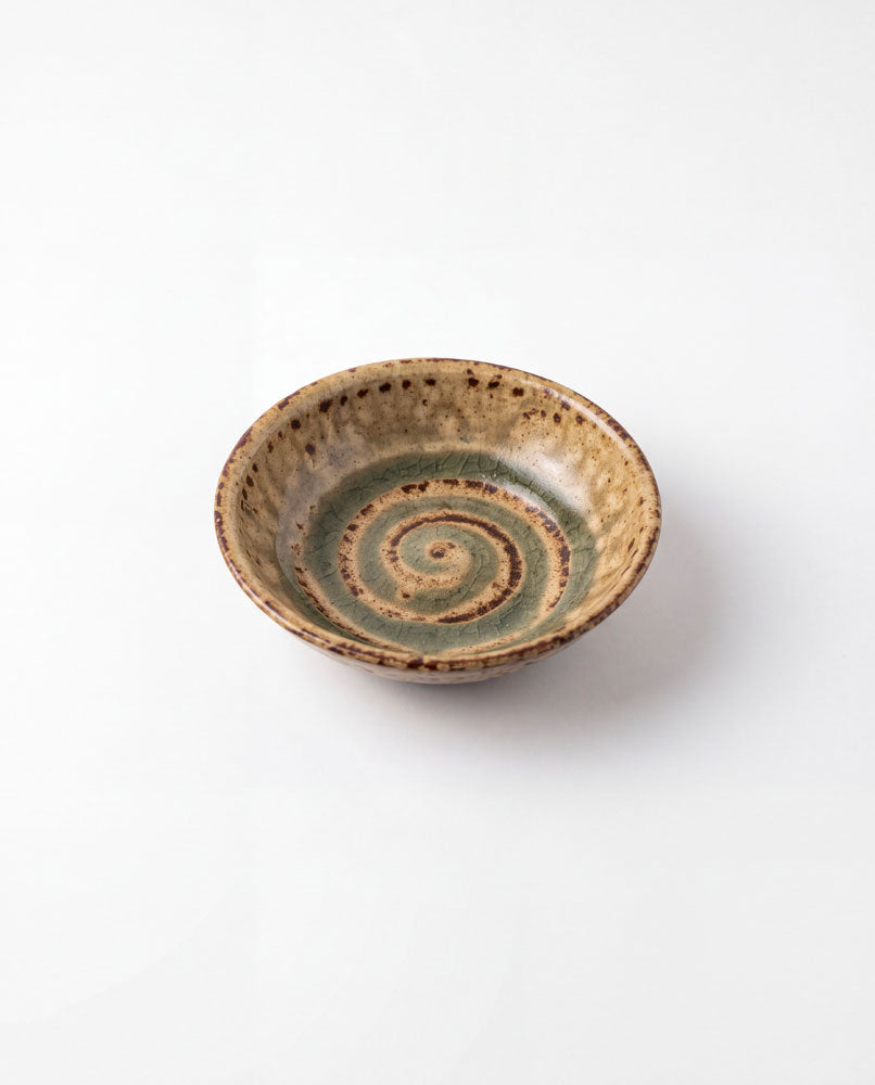 Set of four Korean ceramic saucers with green and brown spiral, Dosan workshop, detail 3