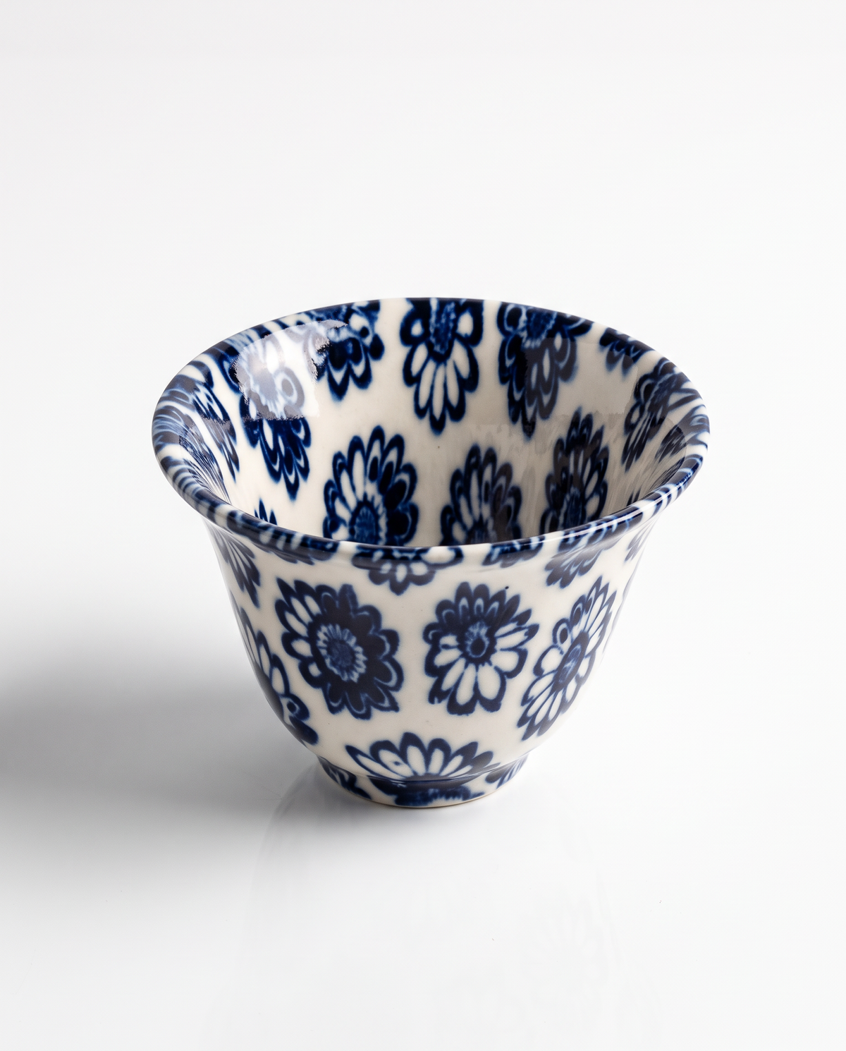 ACULI 1000 Flower bell-shaped cup, cobalt blue and white neriage flowers, handmade in France